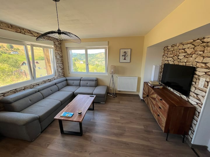 Obývačka s rozkladacou pohovkou pre 2 osoby