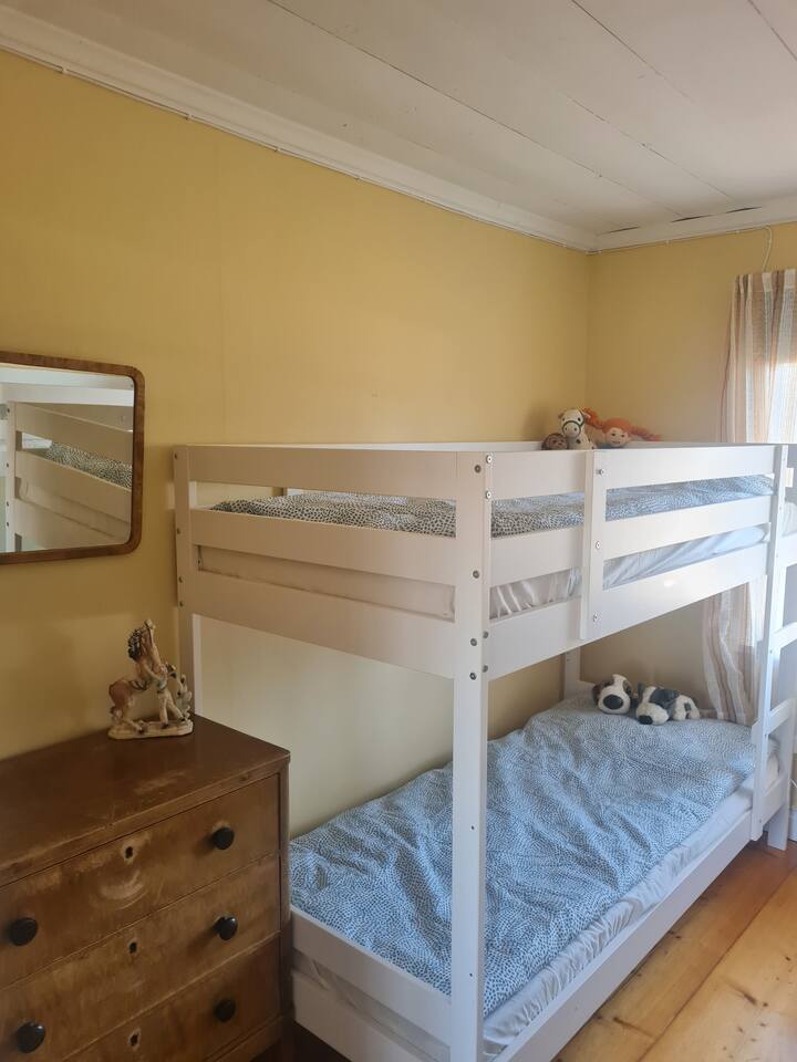 Chumba ghorofani na vitanda viwili vya ghorofa.