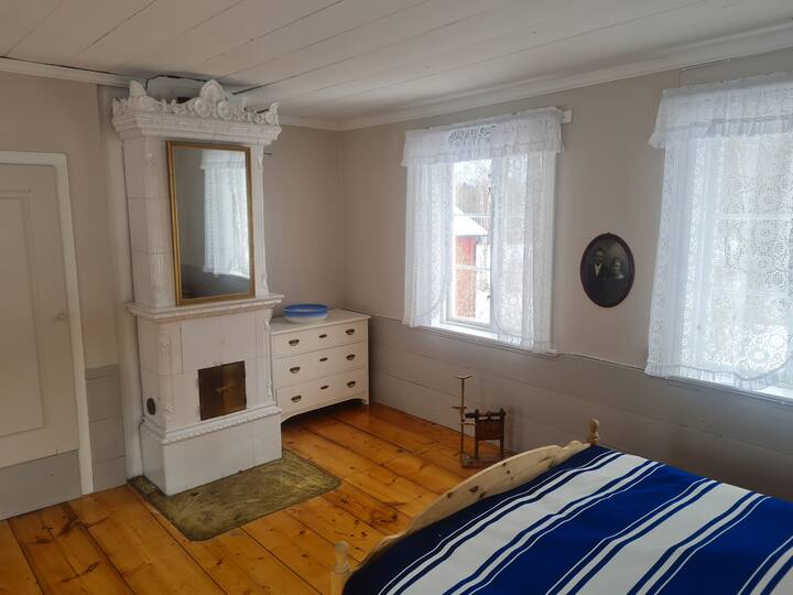 Chumba kikuu cha kulala kilicho na jiko zuri lenye vigae.