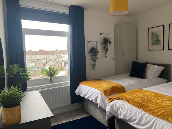 יופי בוטני! בחדר השינה הזוגי יש כריות משופשפות ושמיכות נעימות. כל מה שצריך לשינה ערבה.