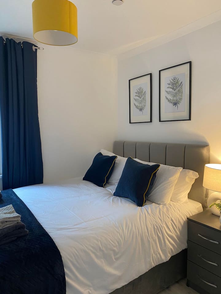 חדר שינה זוגי יפה ונעים עם מיטת קינג סייז וכל הנוחות הביתית.