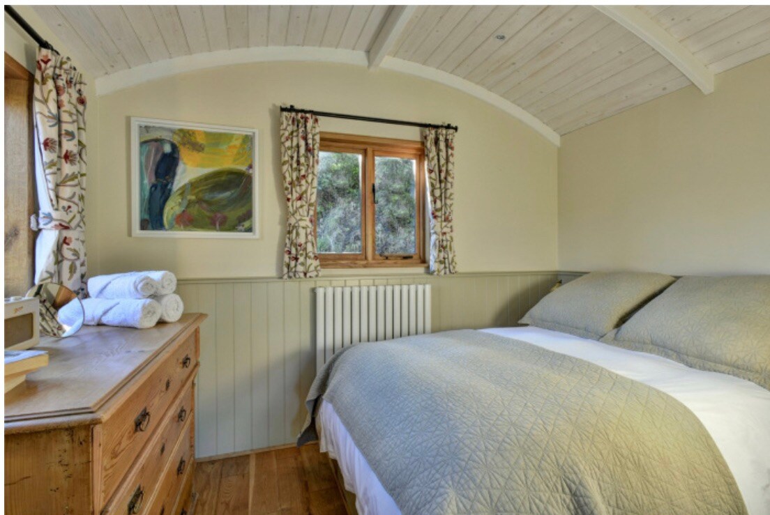 سرير مزدوج مريح وصندوق أدراج للتخزين 