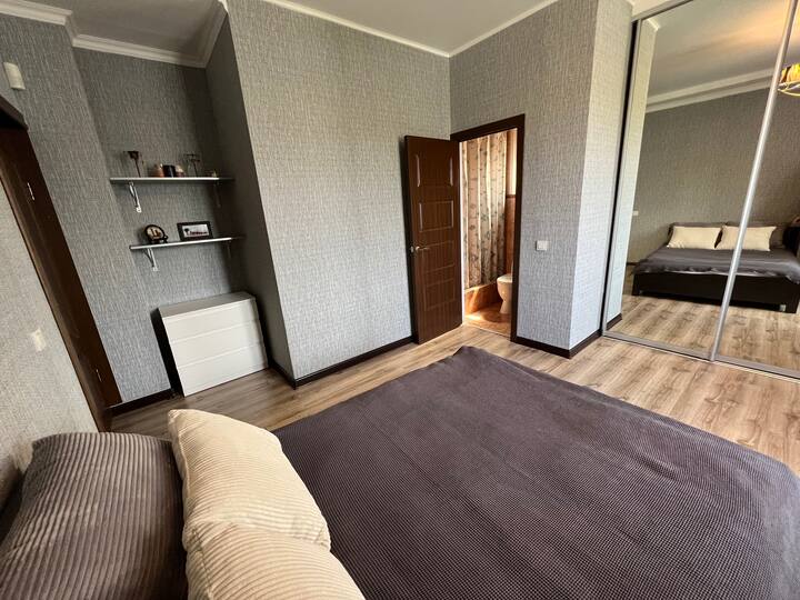 Spálňa s vlastnou kúpeľňou, sprchovací kút 