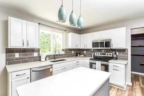 Absolute GEM! 5 Mins Grand Park, Spacious Backyard