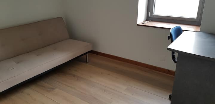 pièce pour travailler, un clic clac pouvant servir de lit d'appoint.