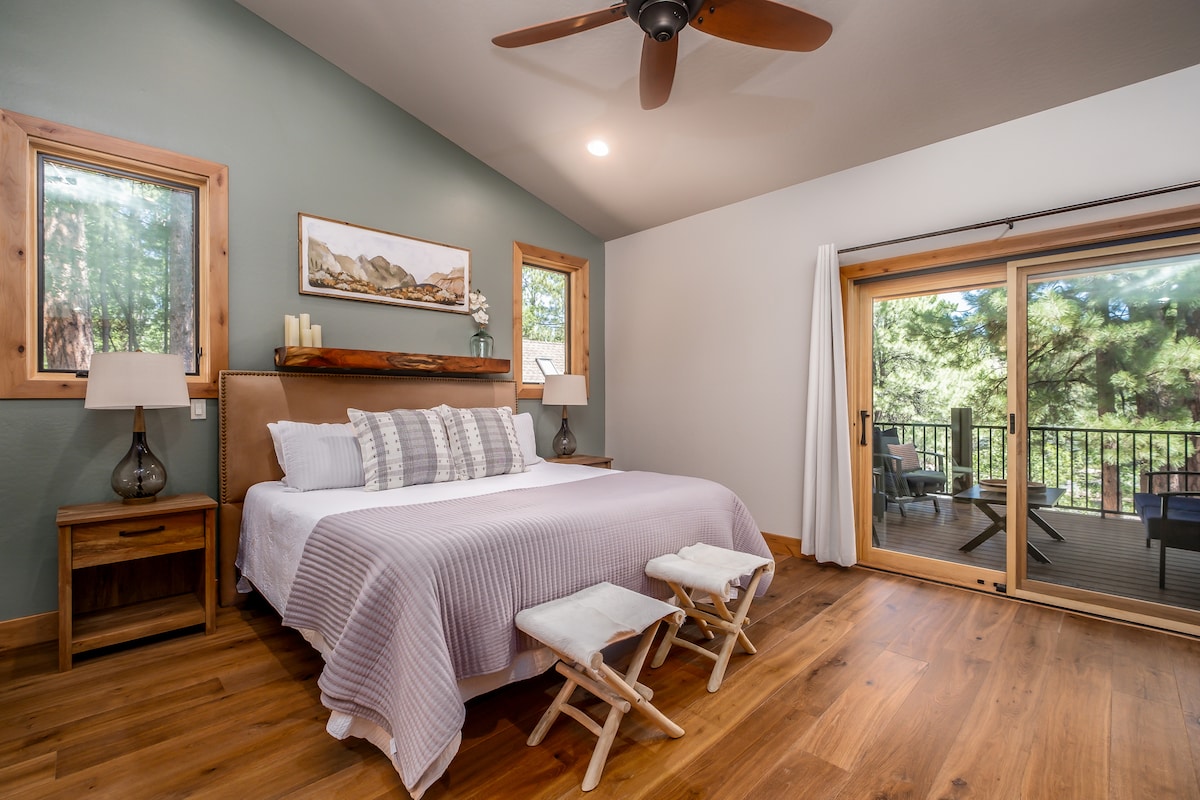 Chumba kikubwa cha kulala kilicho na godoro kubwa la ukubwa wa king. Matandiko ya kifahari, kabati la kuingia, bafu la kisasa na ufikiaji wako mwenyewe wa kuzunguka baraza na mwonekano wa juu wa miti!