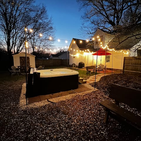 Hot tub heaven w/ 12 ft ceilings + stunning bath