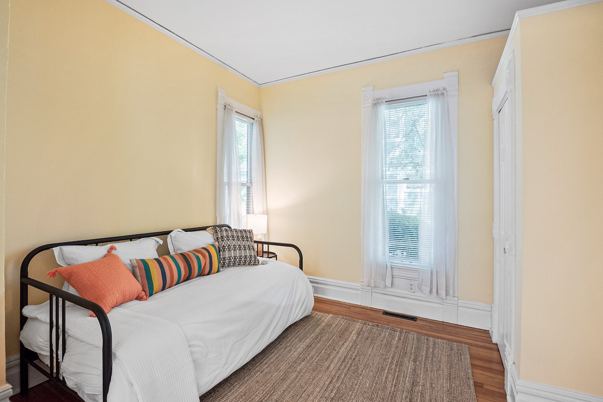 第四间卧室（配备全日光浴床）。