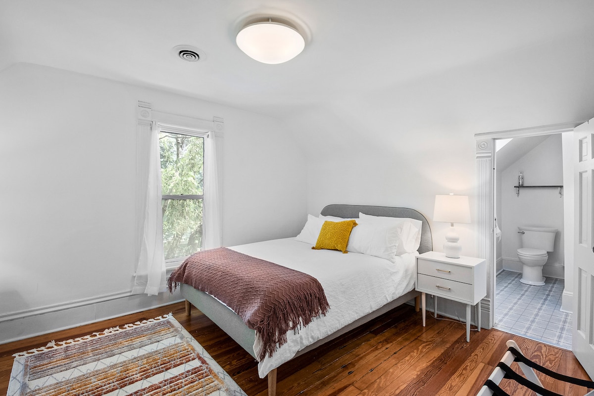 主卧（配备1.8米宽双人床） ，右侧设有套房。