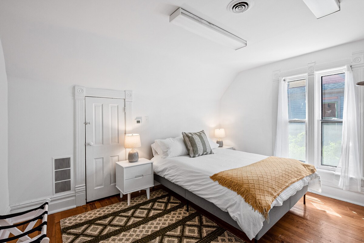 第二间卧室（配有标准双人床）。