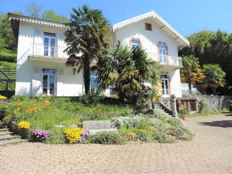 Garden villa near Pau  - Great family