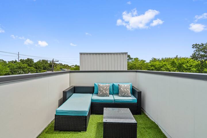 Location! Walk to UT stadium, Moody 6 bdrm/8bth gallery image 2