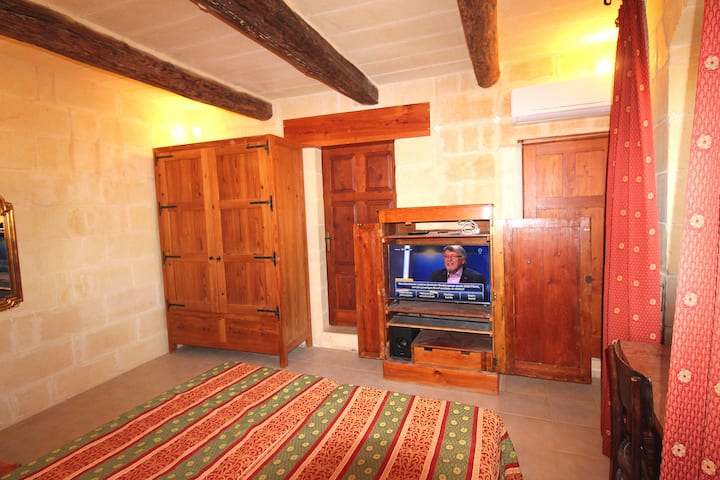 La télévision dans la 3ème chambre (2ème étage) se brûle dans une armoire en bois. La 3ème chambre a accès à un bureau (2 bureaux, fauteuils de bureau et imprimante/scanner sont disponibles) ainsi qu'une salle de bain séparée.