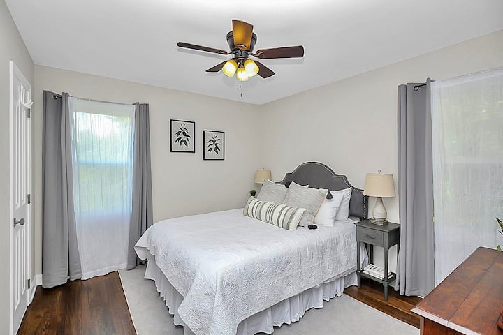 Un dormitorio con cama queen
