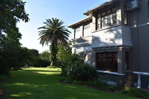 Adorable 2 bedroom guesthouse with a pool