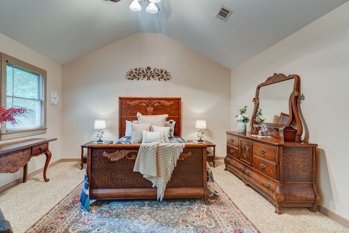 Ზემოთ საძინებელი დიდი ზომის საწოლის ჭერის ვენტილატორით, კომოდი შესანახად და კარადაში გასეირნებისთვის 