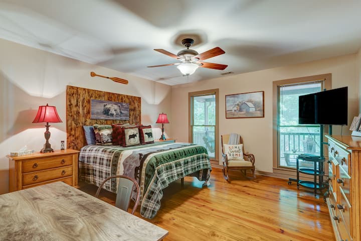 Მთავარი საძინებელი მთავარ სართულზე რეგულირებადი საწოლით და ჭკვიანი ტელევიზორით საკაბელო და ფანჯრები ბუნებრივი განათებისა და ტყის ხედებისთვის!