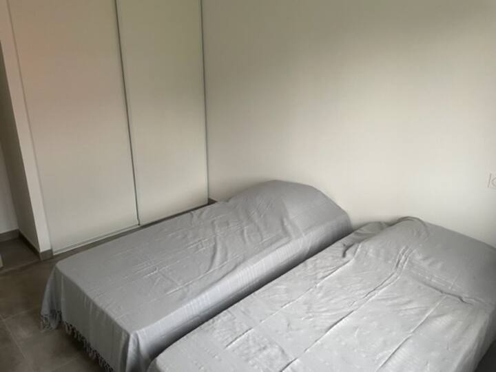 Spavaća soba 3 s velikim ugradbenim ormarom 