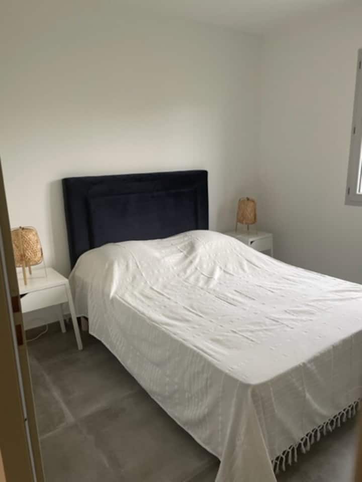 Spavaća soba 2 s velikim ugradbenim ormarom 