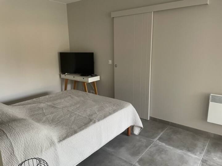 Glavna spavaća soba s kupaonicom i velikom garderobom 