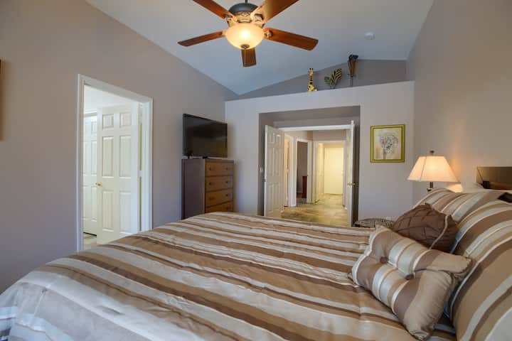 Главната спална соба има брачен кревет (широк 150-179 см) и сопствена  бања 