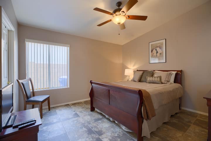 Спална соба бр. 2 Гостинот има брачен кревет (широк 150-179 см)