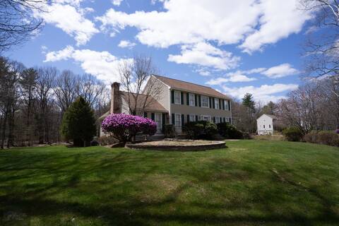 Charming Suburban Home just minutes from Hwy 93