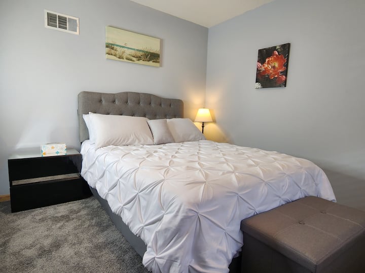 Двойна спалня с скрин и голям килер.