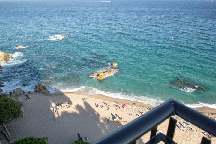 Spacious seafront apartment gallery image 5