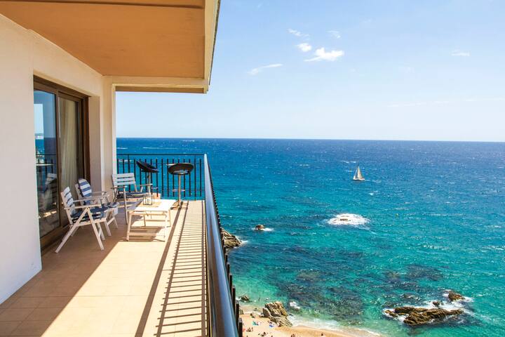 Spacious seafront apartment gallery image 2