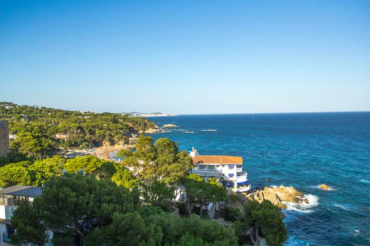 Spacious seafront apartment gallery image 3