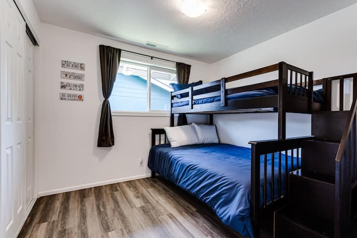 双人上下铺双层床，楼梯通往顶部床。 