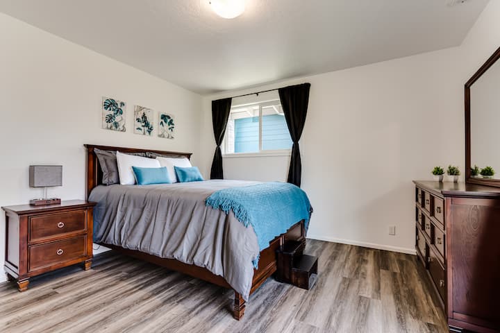 带桌子和梳妆台的主套房。 