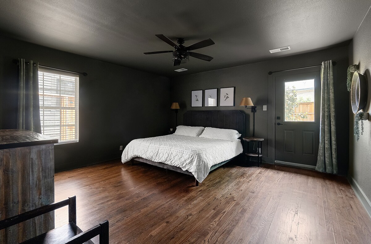 เตียงคิงไซส์ที่อบอุ่น - เหมาะสำหรับการนอนหลับเหมือนปลาดาวหรือการงีบหลับสั้นๆ! 