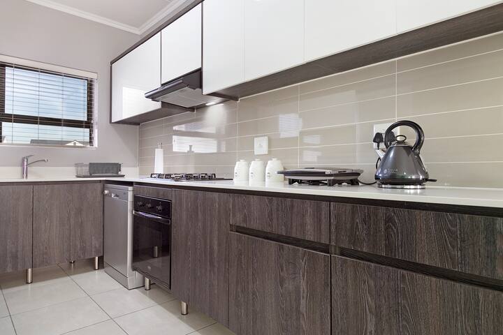 Stunning 2Bedroom Holiday Apartment – The Sandown gallery image 3