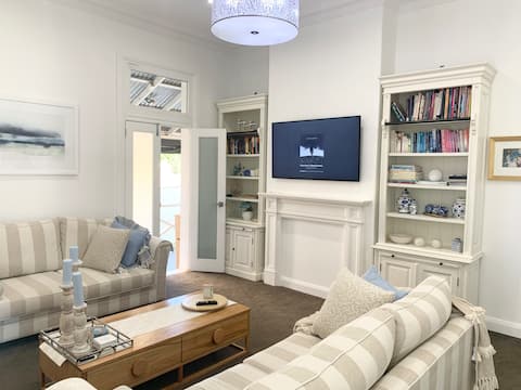 Popular Airbnb listing: Wollongong CBD Hamptons cottage in Wollongong