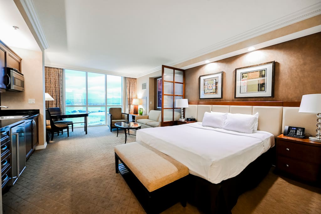 B11P1* Studio w/StripView/No Resort Fee/Pool/Gym