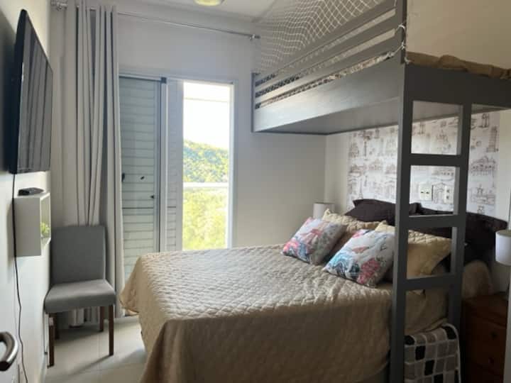 Dhoma e gjumit 2,  me derë banaku në ballkonin anësor. 1 krevat dopio dhe 1 krevat tek, të mbivendosur.