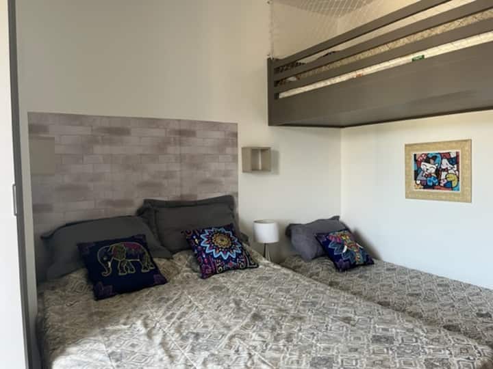 Dhoma e gjumit 3. Me 1 krevat dopio, 1 krevat tek dhe 1 krevat tek që mbivendoset.. Me  ajër të kondicionuar dhe ventilator tavani.