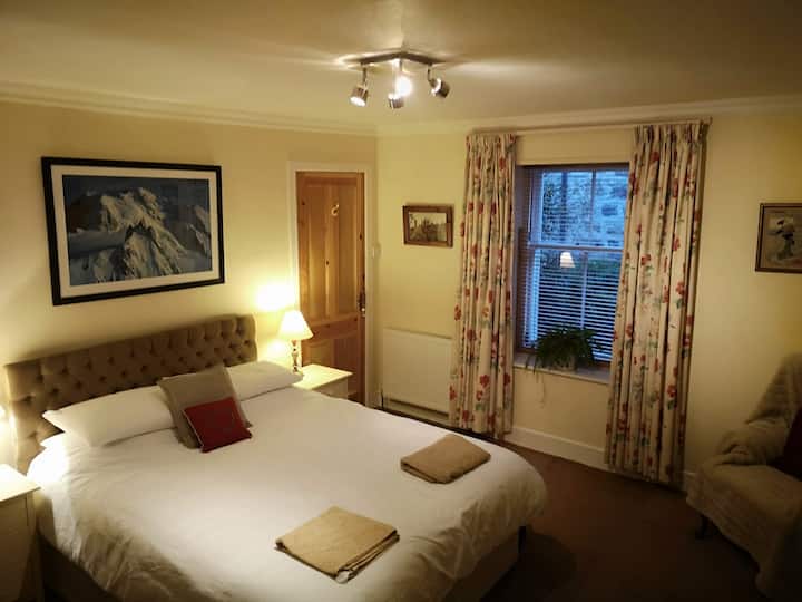 Sovrum med dubbelsäng på bottenvåningen