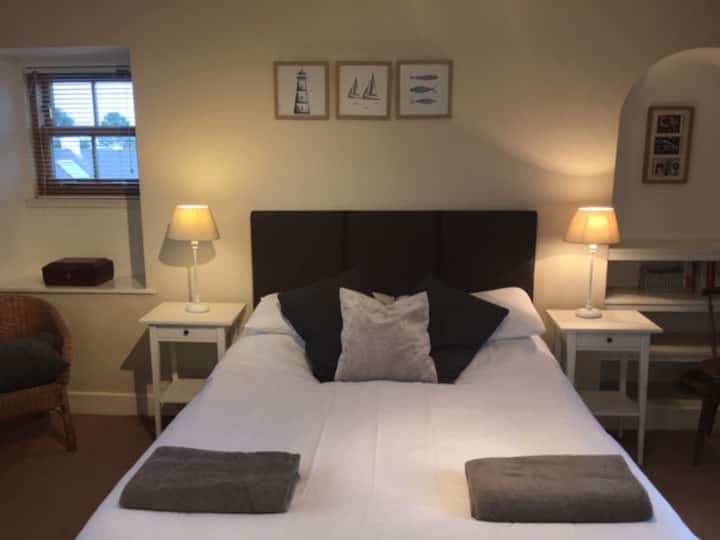 Rum med dubbelsäng på bottenvåningen