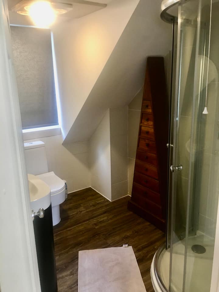 10 Best Airbnb Vacation Rentals In Wolverhampton, UK Updated 2024