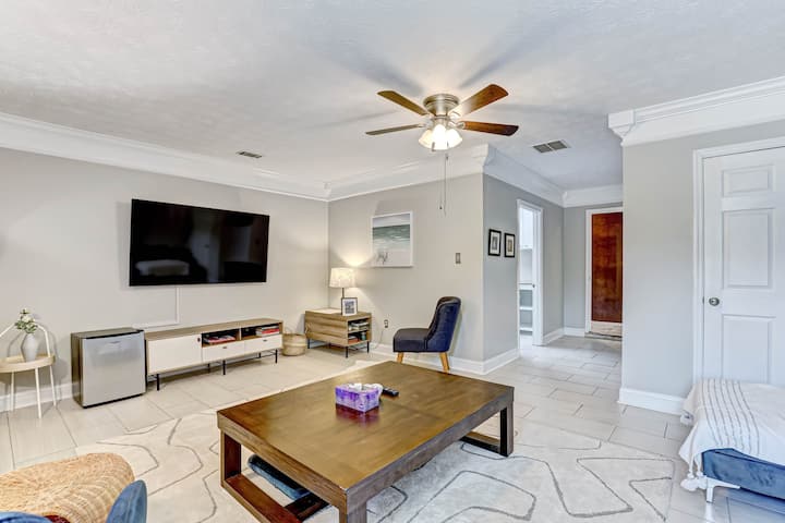 Elegant 4 Bedroom Suburban Home With Hot Tub - Savannah