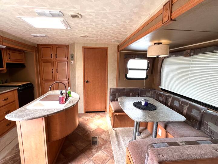 Geräumiger 2-Zimmer-Wohnwagen/Wohnmobil mit Klimaanlage & WLAN - Airbnb