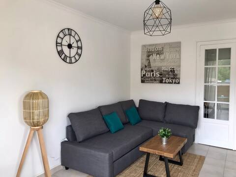 Successful Airbnb property: Beautiful 2-room with pool, wifi, Netflix in Cagnes Sur Mer