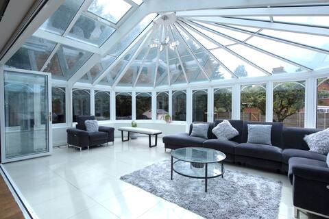 Luxury 6-bedroom house with parking - Northwood