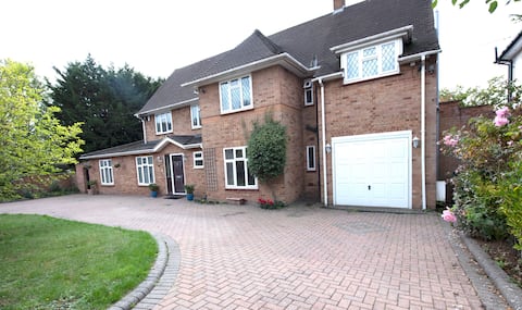 Luxury 6-bedroom house with parking - Northwood