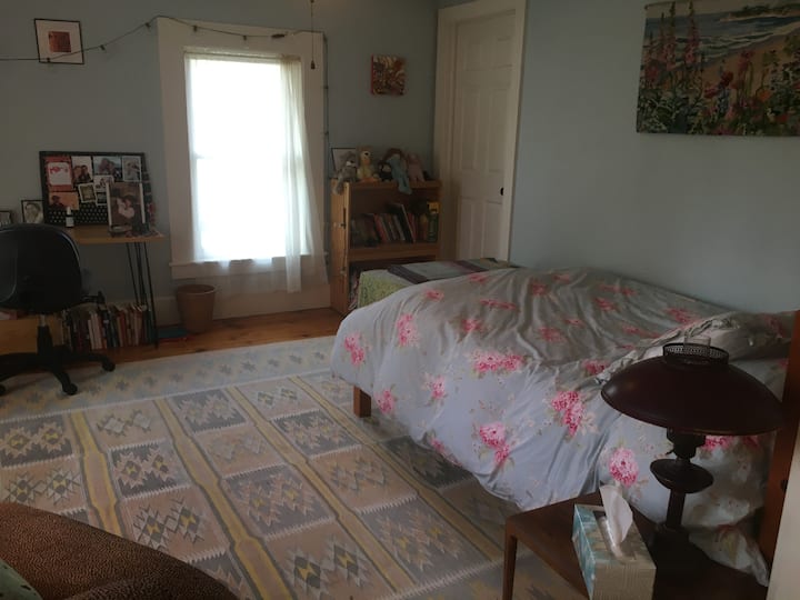 Cette chambre à l'étage dispose d'un lit très confortable ainsi que d'un bureau au cas où vous auriez besoin de travailler en toute intimité.