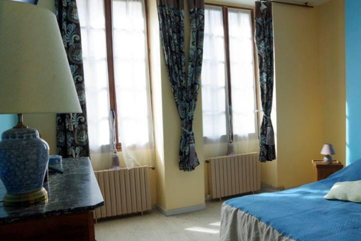 Chambre bleue, suite parentale. Ses deux grandes fenêtres et ses teintes douces seront propices à la relaxation.