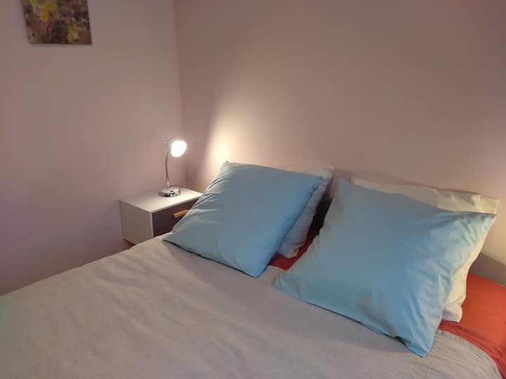 Პუდრე როუზი, მისი ძალიან კომფორტული ორადგილიანი საწოლი, საგარდერობო ოთახი და ტელევიზორი ძალიან სასიამოვნო დასვენებისთვის.